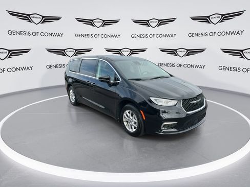 Used 2024 Chrysler Pacifica Touring-L FWD image 2