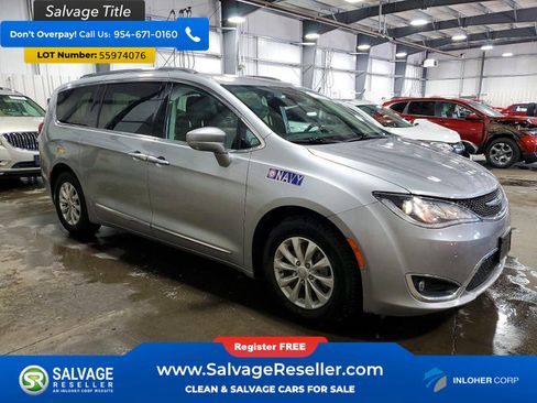 Used 2018 Chrysler Pacifica Touring-L w/ Advanced Safetytec Group FWD image 5