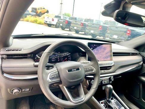 Used 2025 Jeep Compass Latitude w/ Altitude Special Edition AWD/4WD image 13