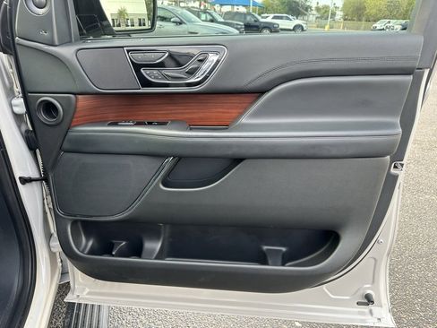 Used 2022 Lincoln Navigator Reserve image 21
