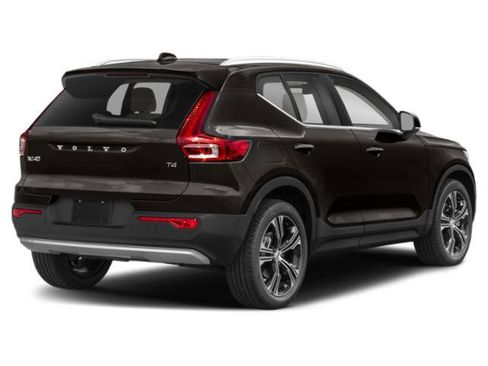 Used 2022 Volvo XC40 T5 Momentum image 2