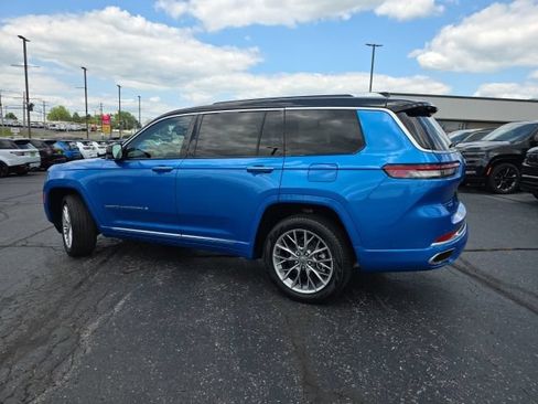 Used 2023 Jeep Grand Cherokee L Summit w/ Advanced Protech Group IV AWD/4WD image 4