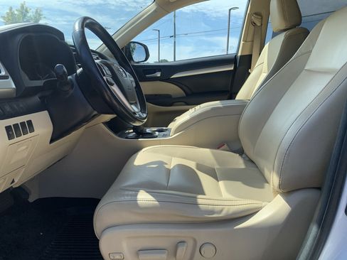 Used 2017 Toyota Highlander XLE FWD image 16