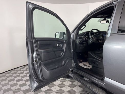 Used 2018 Nissan Titan SL w/ Midnight Edition RWD image 14