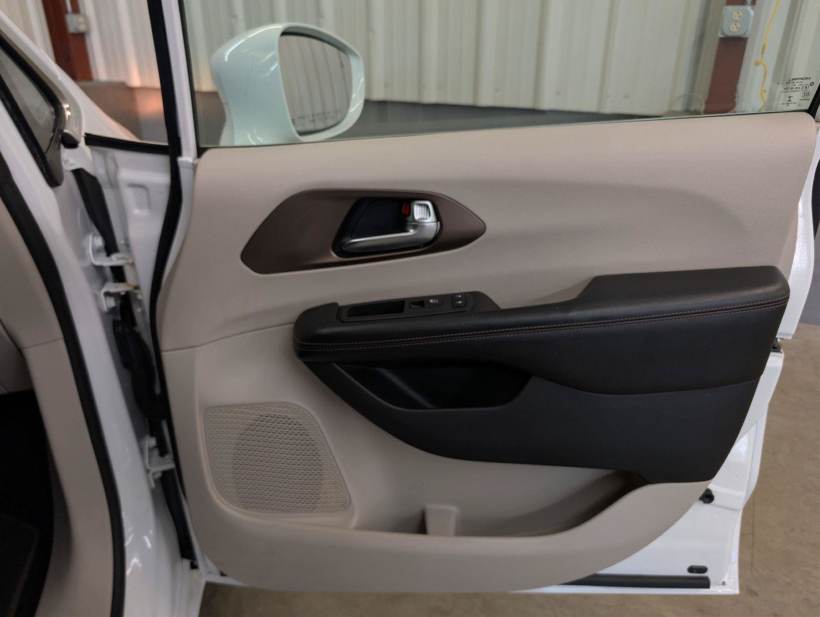 Used 2019 Chrysler Pacifica Touring-L Plus w/ Advanced Safetytec Group FWD image 28