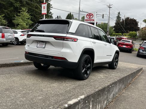 Used 2023 Jeep Grand Cherokee Altitude AWD/4WD image 8