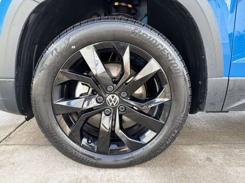 Used 2023 Volkswagen Taos SE w/ Panoramic Sunroof Package image 12