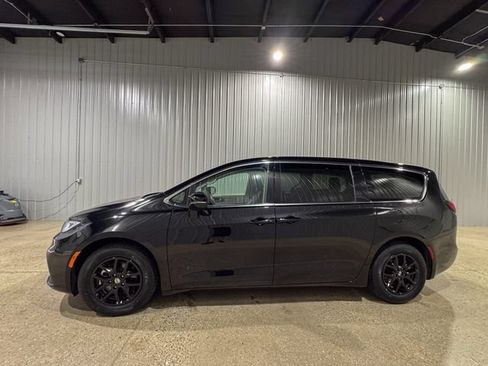 Used 2024 Chrysler Pacifica Touring-L FWD image 2