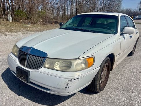 Used 2000 Lincoln Town Car Signature RWD image 2