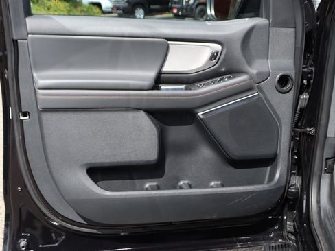 Used 2025 Ford Expedition Active AWD/4WD image 19