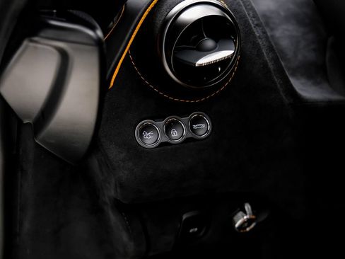 Used 2026 McLaren 750S Spider RWD image 31
