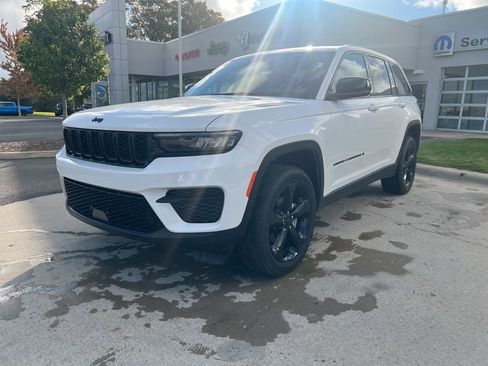 New 2025 Jeep Grand Cherokee Altitude AWD/4WD image 3