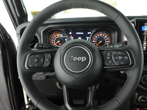 New 2025 Jeep Wrangler Unlimited Rubicon w/ Technology Group image 17