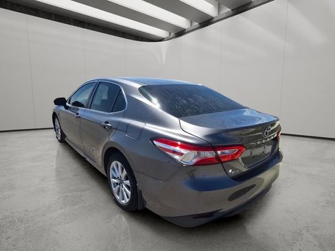 Used 2018 Toyota Camry LE image 3