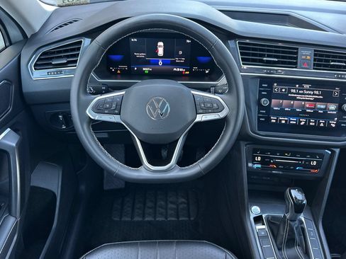 Used 2022 Volkswagen Tiguan SE w/ Panoramic Sunroof Package FWD image 14