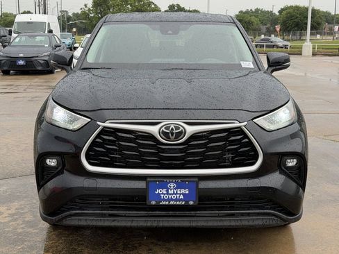 Used 2024 Toyota Highlander LE FWD image 3