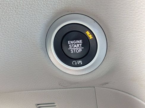 Used 2024 Chrysler Pacifica Limited FWD image 32
