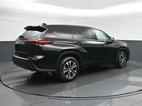 Used 2020 Toyota Highlander XLE AWD/4WD image 7