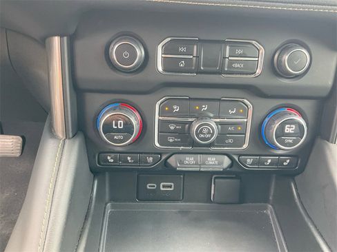 Used 2023 Chevrolet Suburban Premier image 24