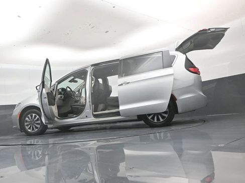 Used 2024 Chrysler Pacifica Limited FWD image 55