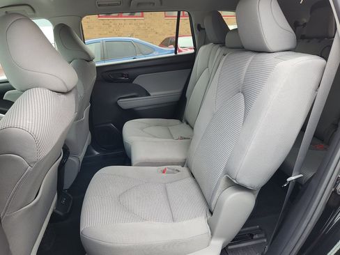 Certified 2024 Toyota Highlander LE FWD image 25