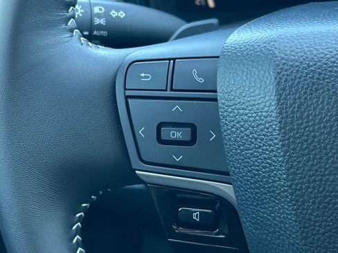 Used 2025 Toyota Camry SE w/ Convenience Package image 36