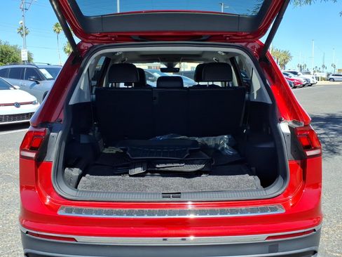 Certified 2024 Volkswagen Tiguan SE image 17
