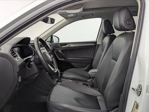 Used 2023 Volkswagen Tiguan SE w/ Panoramic Sunroof Package image 14