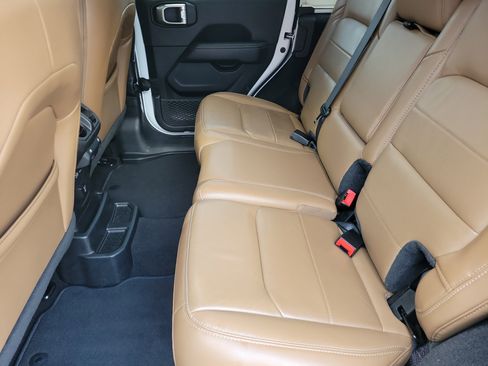 Used 2021 Jeep Wrangler Unlimited Sahara image 12