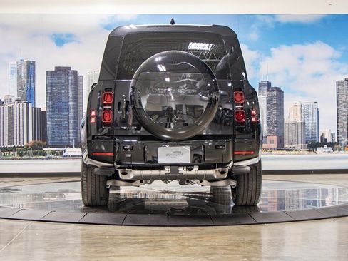 Used 2025 Land Rover Defender 130 X-Dynamic SE image 11