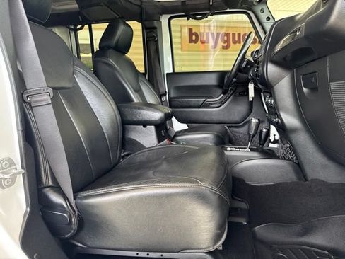 Used 2017 Jeep Wrangler Unlimited Sahara AWD/4WD image 23