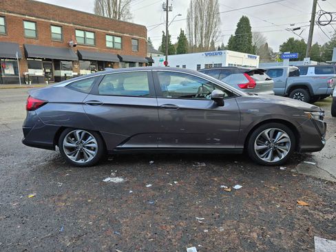 Used 2018 Honda Clarity Plug-In Hybrid image 3