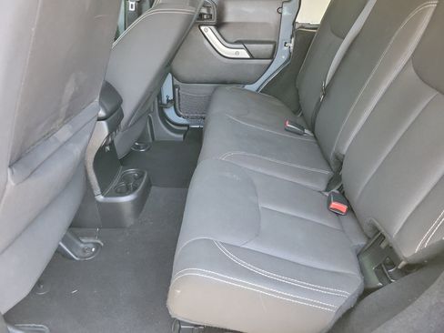 Used 2015 Jeep Wrangler Unlimited Rubicon w/ Connectivity Group AWD/4WD image 7