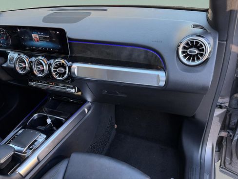 Used 2021 Mercedes-Benz GLB 250 w/ Premium Package image 19