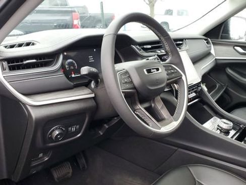 Certified 2023 Jeep Grand Cherokee Limited image 11