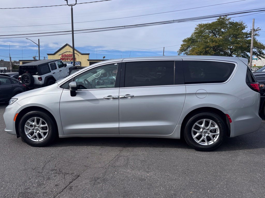 Used 2023 Chrysler Pacifica Touring-L FWD image 4