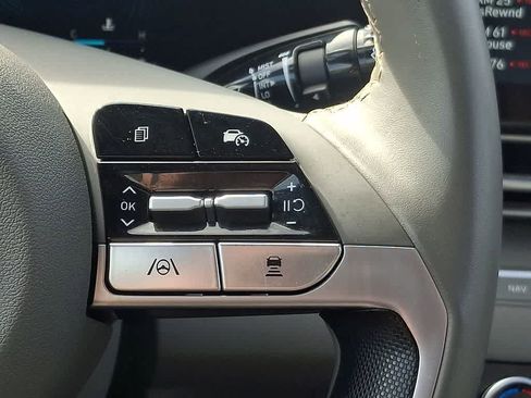 Used 2025 Hyundai Elantra SEL FWD image 23