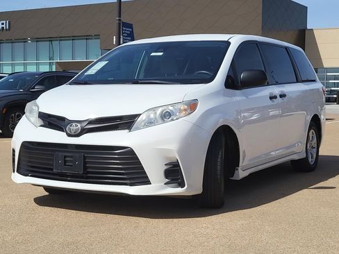 Used 2020 Toyota Sienna L FWD image 2