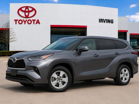 Used 2024 Toyota Highlander LE FWD image 2