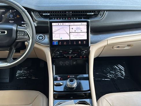 Used 2023 Jeep Grand Cherokee Limited image 10