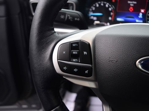 Used 2022 Ford Explorer XLT w/ Equipment Group 202A image 5