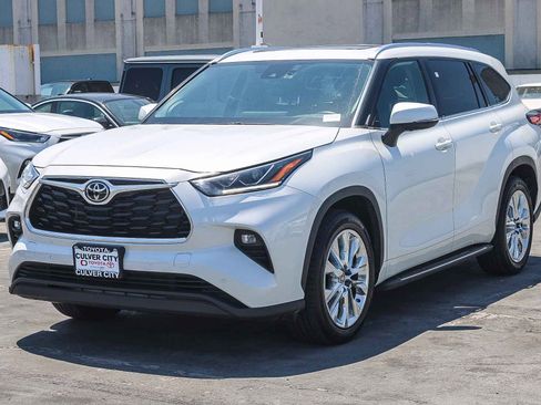 Used 2023 Toyota Highlander Limited FWD image 3