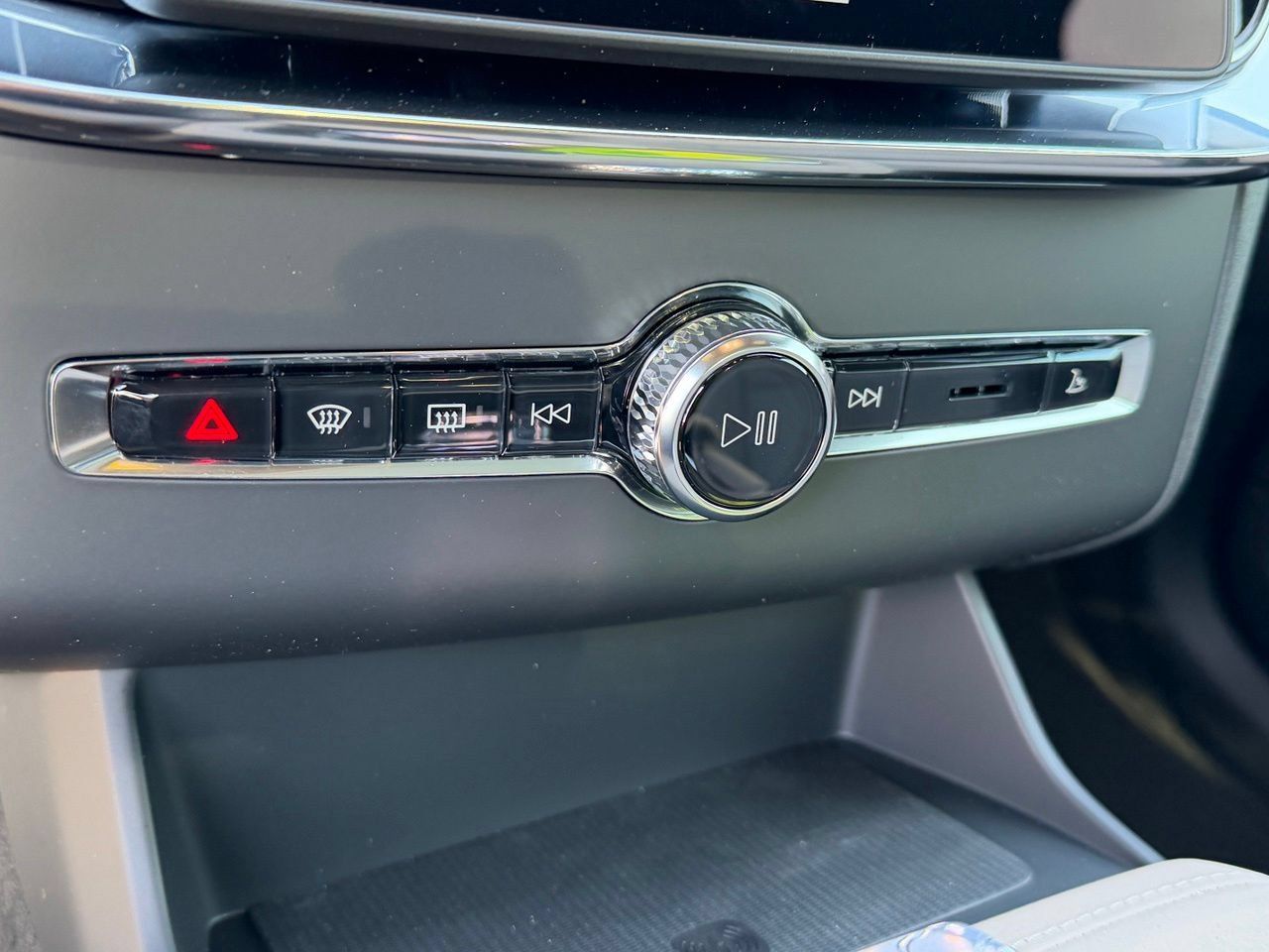 New 2027 Volvo XC90 B6 Plus AWD/4WD image 13