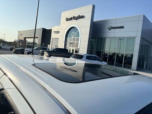 Used 2024 Nissan Frontier SL image 7