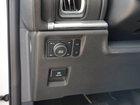Used 2025 Ford Expedition Platinum w/ Driver's Package AWD/4WD image 17