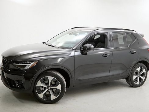 Certified 2024 Volvo XC40 B5 Plus w/ Climate Package image 3