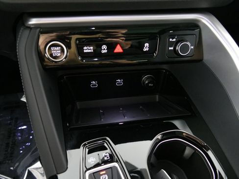 Certified 2025 Audi Q5 Premium w/ Convenience Package AWD/4WD image 21