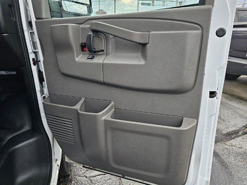 Used 2017 Chevrolet Express 2500 RWD image 19