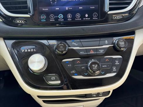 Used 2019 Chrysler Pacifica Touring-L FWD image 23