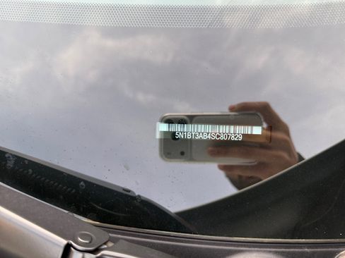 Used 2025 Nissan Rogue S image 25